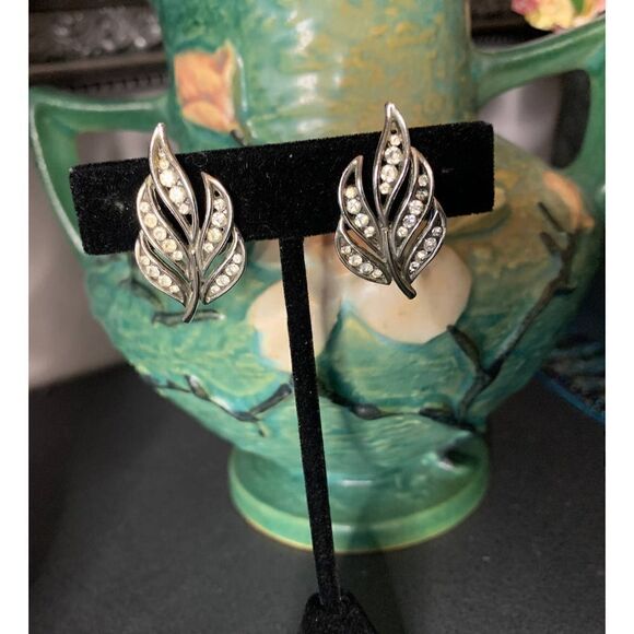 Trifari Sparkling Leaf earrings in Silver tone, Vintage - Picture 2 of 6